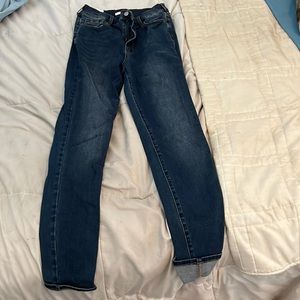 Denim basic skinny jeans, dark wash and high waisted. Comfy and stretchy
